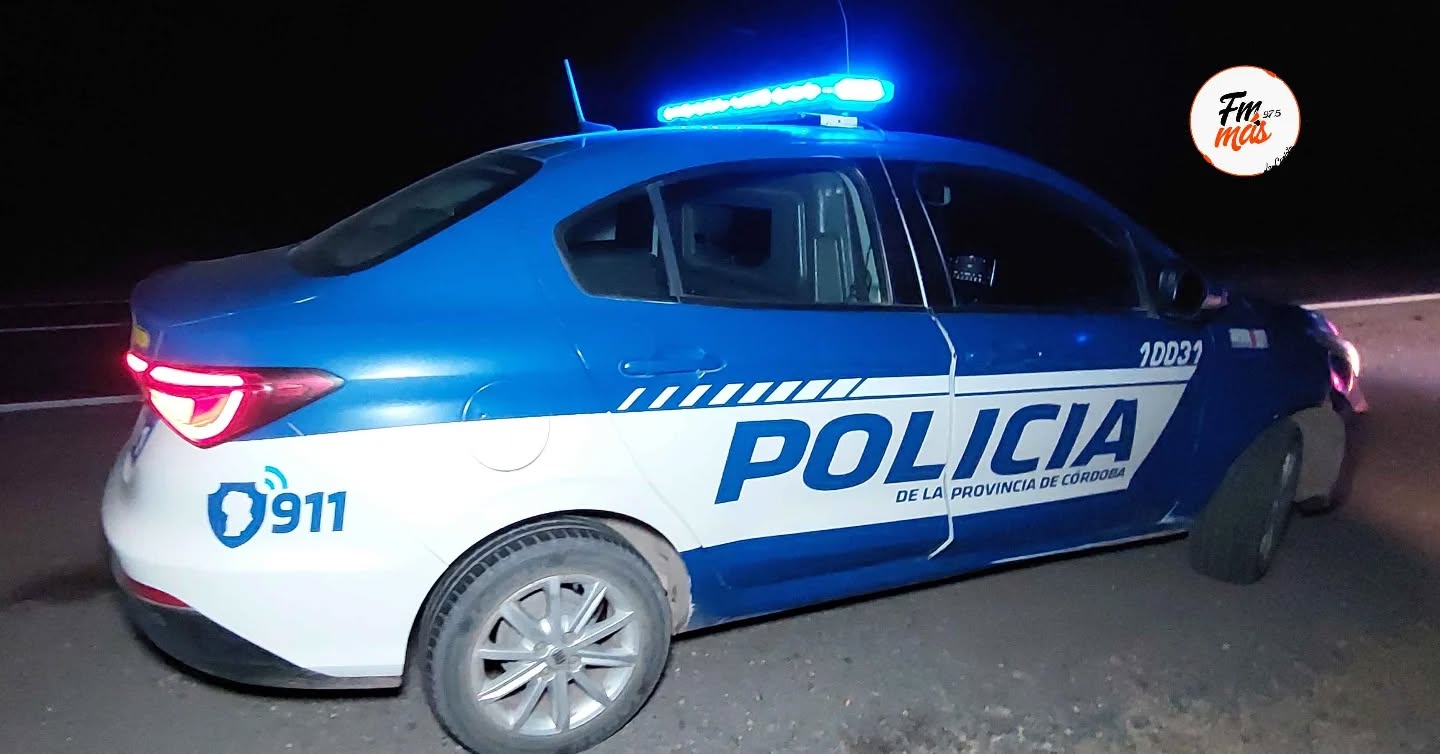 Accidente entre camioneta y motocicleta. 