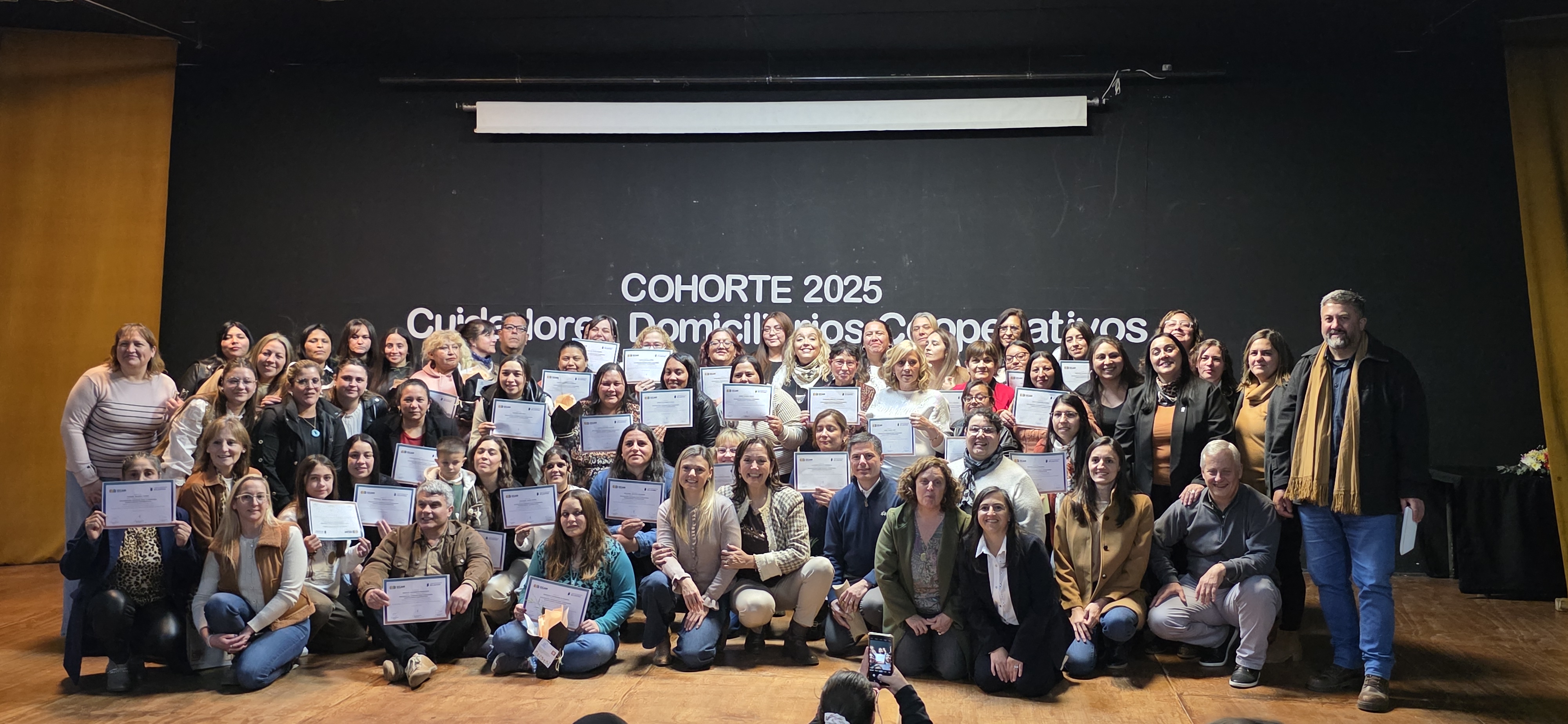55 nuevos cuidadores domiciliarios cooperativos recibieron sus certificados