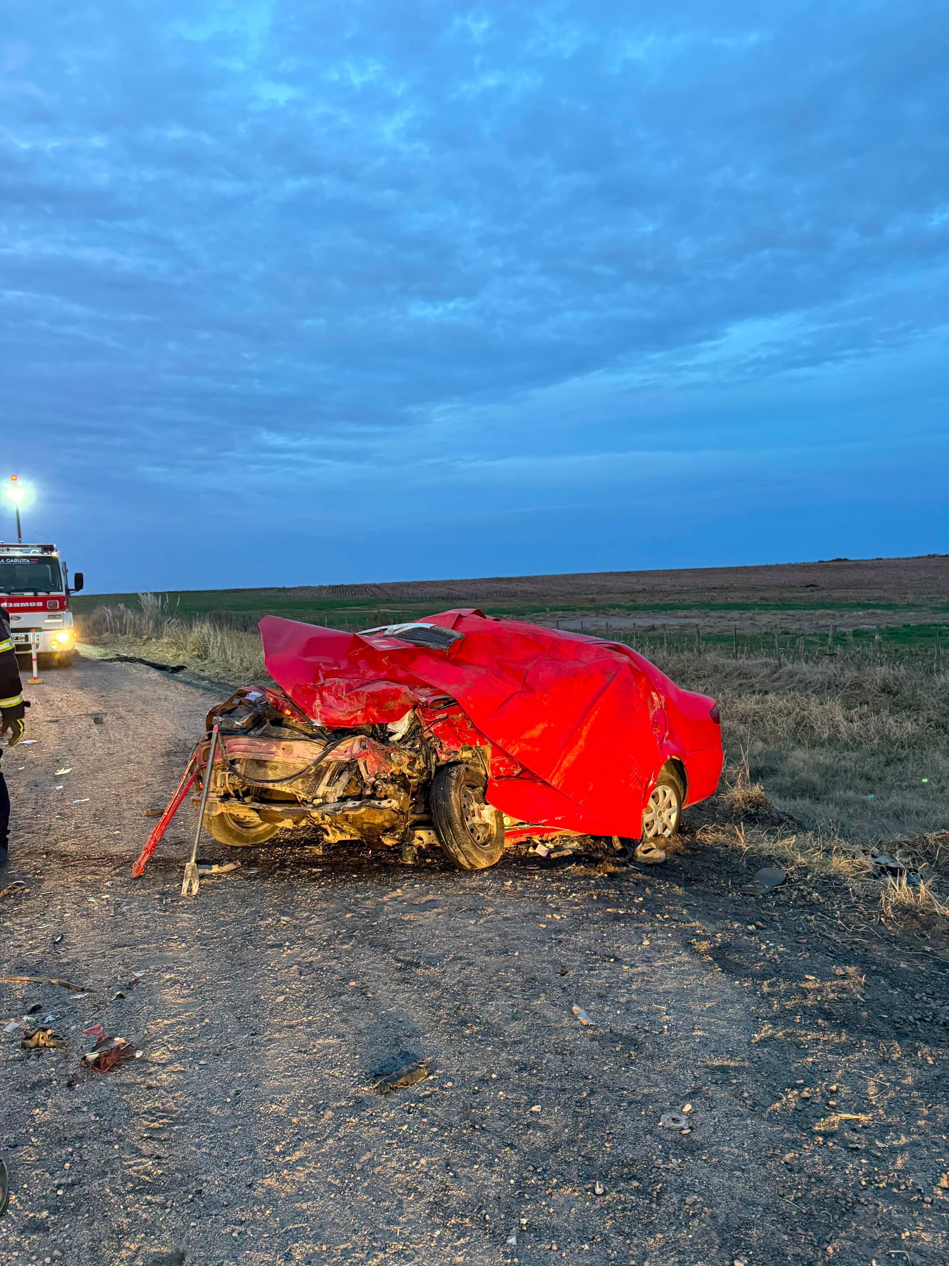Trágico choque en la Ruta 4: dos muertos y 17 heridos tras el impacto entre un auto y un utilitario.
